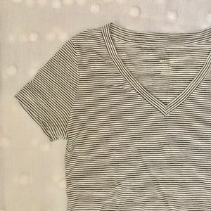 🌻NWOT | V-NECK T-SHIRT | MINI STRIPES